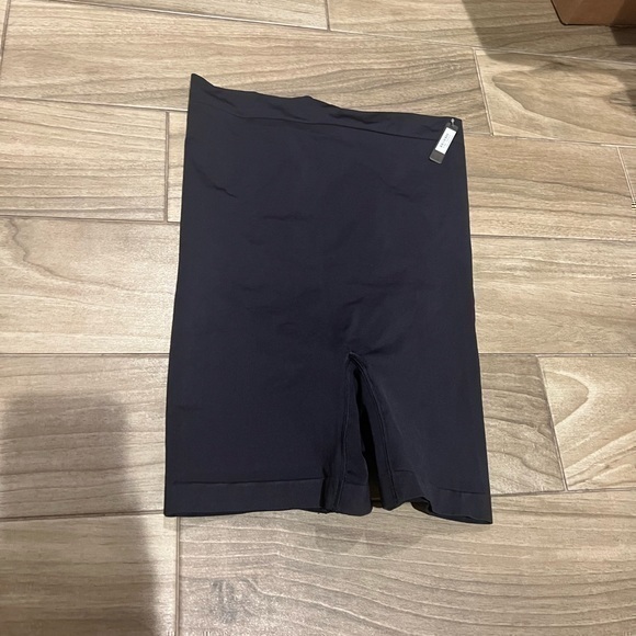 SKIMS Other - Skims Sculpting Shorts Mid Thigh